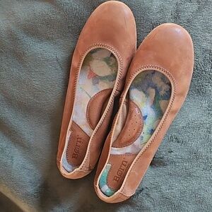 Born Women's Brown Leather Flats! CLEAN!!